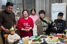 今天非常高兴，感谢我的婆婆的生育之恩给了我这么幸福的家庭。感谢闺女帮我照顾着两个弟弟，也替我干了不少的家务！也感谢咱家的粉丝能一直喜欢陪伴二嫂！#记录真实生活#家庭 #夫妻 #婆婆也是妈 @二嫂生活日常