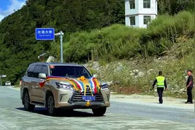 318国道遇见第十一世班禅额尔德尼·确吉杰布的出巡车队完整版视频封面