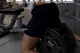 开肘，肘往肩胛骨方向走，这个动作不仅可以针对到大圆以及上背，同样的你的肩后束也会参与其中，因为没有绝对孤立，所以大家也不用去追求绝对孤立，我们做到相对孤立就行，之前弯道超车视频也说过#健身视频封面