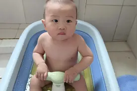 #记录真实生活 #宝宝日常vlog 妈妈说端午用艾叶煮水，给宝宝洗澡