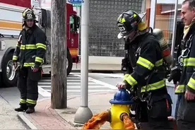 消防员打开消防栓排水的画面，看着真的太解压了