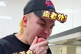 南方老外第一次吃东北冻柿子！#好吃不胖年货零食推荐 #吃出福气好运年 #冻柿子 #北方美食 #谁懂吃冻柿子的快乐视频封面