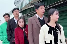和弟弟出来游玩，买票排队的时候发现弟弟前面的小姐姐挺漂亮的，看我一招帮弟弟搞定，这大概就是恋爱的样子吧，不过后面的大哥也太会有样学样了#幸福的味道#暖阳欣小丫 @欣小丫•K99 @卢小齐K99