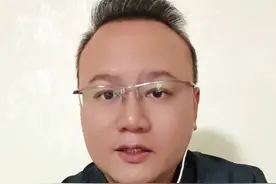 阿姨吐槽年轻人卧铺挂帘子不让老人坐！ #12306回应卧铺挂帘子老人没地坐  #卧铺 #挂帘子 #社会新闻 #热点新闻事件