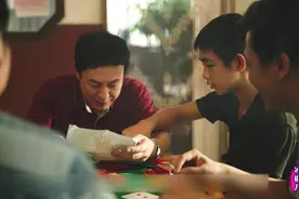 朱朝阳三人去爬山，却意外拍下张东升推父母下山的全过程