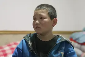 11岁男孩如此"人间清醒"，起身的连续三个鞠躬让人心疼又欣慰#父母必看系列 #人间温暖 #家长教育视频封面