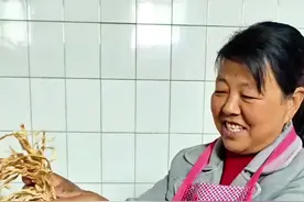 每年吃不完的葫芦可以这样做！ 在农村，每年自己家种的菜吃也吃不完。去年的葫芦丰收了，新鲜的吃不掉，怕坏了，我妈就把葫芦剪成条，晒成葫芦干，装在袋子里保存好。然后冬天或者没菜的时候就可以拿出来炒着吃了。今天炒的是麻辣葫芦条，麻辣过瘾，筋道美味！#农村生活 #农村美食 #抖音记录农村生活 #新农人计划2024 #乡村守护人