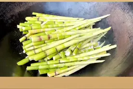 春季鲜竹笋烹饪秘诀：轻松掌握焯水技巧，口感鲜嫩无比