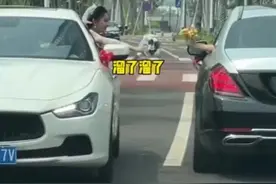 网友：两位新娘都识大体，一个舍得换，一个知进退，祝你们幸福久久。#新娘互换手捧花视频封面