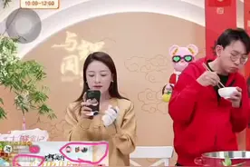 安安说她上台表演都没那么紧张😄😄， 什么情况？今天一大早，与辉同行直播间在线8万人总榜第一，拍到锅前后的安安太可爱啦，当时我正在吃早饭，安安没拍到锅的那段没有录，那段更好玩😄😄😄，该过年了，2024年的最后10天，大家是不是都忙着置办年货啊，与辉同行值得信赖，放心拍闭眼入😄😄😄！#董宇辉拥有暖评最多的评论区 #董宇辉 #与辉同行 #董宇辉丈母娘 #囤好货过大年 @董宇辉 @与辉同行 @安安偶尔也闹闹😉视频封面