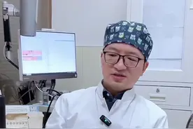 被开水烫伤头皮的小朋友，形成了大块头皮疤痕，双治疗方案（二）#头皮疤痕 #毛发种植 #小孩受伤留疤怎么办 #江华医生团队 #硬核健康科普行动