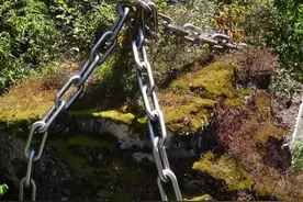 在神农架野人谷的附近，发现一块巨石被道道铁链牢牢锁住，石头周围也没有碑块介绍，附近也没有村民居住，这究竟有什么作用？#神秘#未解之谜 #神农架 #不可思议 #旅行大玩家