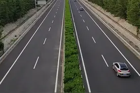 昨日，山东高速发布公告，公司拟投资S16荣潍高速公路莱阳至潍坊段改扩建工程项目，工程总投资估算68.75亿元。 本项目起自荣潍高速公路冯格庄互通立交，沿既有老路向西，经烟台莱阳、青岛莱西、平度、潍坊昌邑、寒亭、奎文、坊子，止于荣潍高速公路坊子服务区。 项目路线全长137.3公里，设计速度为120公里/小时。设计工期36个月，拟于2024年11月开工建设，2027年10月建成通车。 荣潍高速公路莱阳至潍坊段于 1999 年 7 月建成通车，现状为双向四车道，该路段部分节点技术指标不满足现行规范要求。#项目建设 #交通出行视频封面