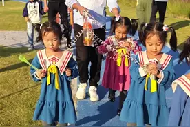 这宝爸带娃方式太炸了……回头率杠杠的……慕啦慕啦…#四胞胎#人类幼崽成长记 #爸爸带娃的方式