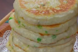 不用揉面也不用擀面，筷子搅一搅就能做的懒人版葱花饼，松软又好吃#葱花饼#早餐饼 #面食分享视频封面