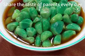 这是一位88岁老奶奶分享给我腌制腊八蒜正确的方法，由里到外变得特别的翠绿，让您一看就能学会#腊八蒜#美食分享#跟着抖音学做菜