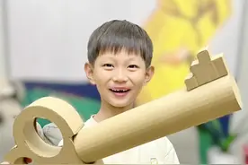 这种快递盒子别扔啦，给孩子做个存钱罐，还配了一把巨无霸钥匙#手工diy #手工diy #亲子时光 #让孩子远离手机 #纸箱改造 @我是小宝乖视频封面