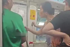 红衣大妈地铁上要求年轻人让座被正义的“花裙子阿姨”怒怼：他们凭什么爱你！红衣大妈倒地大哭。#杭州 #地铁 #地铁让座 #大妈 @抖音短视频视频封面