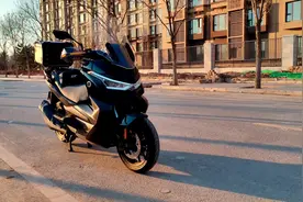 国产350cc排量大踏板，隆鑫无极SR4 Max介绍视频封面