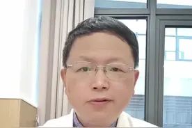 秋水仙碱腹泻对策 在痛风发作时，经常需要服用秋水仙碱，然而，有个令人讨厌的不良反应，就是腹泻，如何应对？改用其他药物还是调整方法？#痛风 #秋水仙碱 #腹泻 #硬核健康科普行动 #止痛