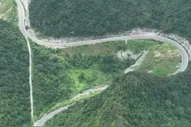 公路修到这里为何要绕个大弯？直接修成直线不就完事了吗？真想不明白！#公路视频封面