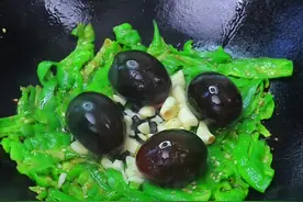 很好吃的一道下饭菜，辣椒烧皮蛋，做法简单超级下饭#辣椒烧皮蛋#下饭菜 #家常菜