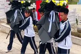 弥勒学生向烈士纪念碑敬献花篮，他们挺直脊背 步伐整齐，坚定的脚步都是向英雄致敬！#网络中国节 #清明视频封面