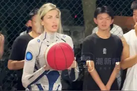 上百人围观俄罗斯小姐姐温岭打篮球，身高约1米85，曾是职业篮球运动员，这次是来浙江温岭旅游的视频封面