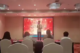 我家一米八高个的帅侄子第一次走上演讲台