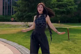 你们猜为什么今天是我自己一个人跳？ #文俊辉Sakura舞蹈挑战 #抖音仲夏毕业季 #抖音仲夏毕业歌会