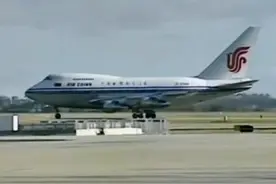 国内引进的第一架波音747飞机，用来执飞北京经停上海旧金山到纽约的航班，上海到旧金山直接飞跃太平洋，中间不经停任何机场，当时最便宜的经济舱票价需要633元人民币，不知道抖音上的朋友有没有曾经坐过这个航班的#航空 #飞机 #上海 #老鹰航空 #鹰哥带你学飞行 