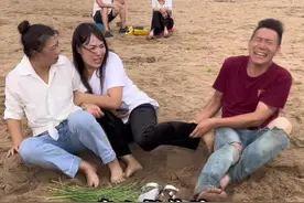 咋感觉她们不高兴呢，唱里不好听吗？ #舞台无处不在 #弘扬戏曲文化 #谁说戏曲不抖音 #搞笑 #看一遍笑一遍 @DOU+小助手 @DOU+上热门