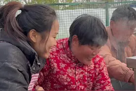 儿媳妇想吃冬天里第一顿火锅，公公婆婆二话不说立马安排，顺便问一下婆婆爱不爱公公，没想到两人竟然害羞了，哈哈  看得出来公公婆婆还是有感情的#记录真实生活 #新农人计划2024 #我的乡村生活 #农村生活 #人间烟火视频封面