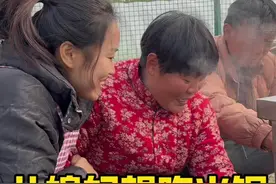 儿媳妇想吃冬天里第一顿火锅，公公婆婆二话不说立马安排，顺便问一下婆婆爱不爱公公，没想到两人竟然害羞了，哈哈  看得出来公公婆婆还是有感情的#记录真实生活 #新农人计划2024 #我的乡村生活 #农村生活 #人间烟火视频封面