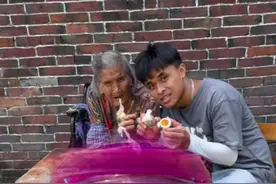 老十在河边捡到通仔的鸭蛋，最后通仔要回来做手工腌制咸鸭蛋 #我的农村生活日记 #抖音乡村生活家 #我的乡村生活 #农村生活#农村美食视频封面