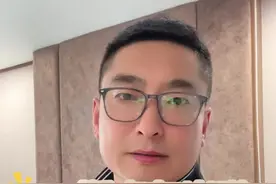 俄罗斯的卢布贬值，这对俄罗斯将意味着什么因为俄罗斯布崩了，就在昨天，俄罗斯卢布兑美元的汇率直接下降了8.5%，这是从上周四以来累计跌幅已经百分之十二一现在跌至1美元兑换110卢布，这是自上周以来，美国宣布对俄罗斯最后的10家金融机构执行执行制裁，那至此美国对俄罗斯的40家金融机构，15个证券公司进行了全部制裁，也就是导致了大家对卢布的这个不信任，集体在抛售，结果一天跌了8.5%。看来这个俄乌战争。不仅仅是一个啊，战争上的层面，更重要的现在成了一个经济战争，这个卢布一崩溃，对俄罗斯的进出口都是一个重大的打击，更重要的是不仅仅是汇率的这个暴跌，他这一次制裁以后啊，呃，俄罗斯无论是进口出口，几乎没有金融机构敢参与结算，对他的进出口几乎是一个毁灭性打击。你怎么看#俄罗斯#卢布贬值#旅行推荐官 #自由行