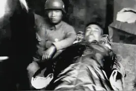 1937年8月淞沪会战中，国军一军一师一旅副旅长杨杰少将，奉命率部扼守西塘，战况异常惨烈呈绞肉机状态，阵地数度易手，1937年10月11日晚，日军冲锋破我军阵地，上级询问战况，将军答：“尚能支持，不须后援”。言毕，亲率预备队前去逆袭，不幸身中数弹，壮烈殉国。照片是将军最后的仪容，旁边的部下难掩悲伤陪伴在前，致敬英雄的杨杰将军！#老照片#勿忘历史吾辈自强 #抗战 @DOU+小助手视频封面