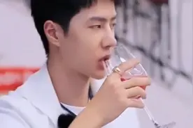 特喜欢看#王一博 吃饭的样子，超级有食欲#耽误你几秒心动一下