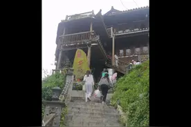 入住了西江千户苗寨，1200户本地苗民，这里清初依然是化外之地