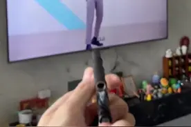 校园又见流行危险玩具“笔芯弹”某社交平台上存在大量“笔芯弹”教程视频。三支普通的中性笔拆解成笔杆、弹簧、笔芯、笔帽等零部件，重新组装后可成为一把迷你“笔枪”笔枪两米射程伤人，男孩被同学“笔枪弹”弹射眼睛，致二级伤残。视频封面