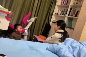相差10岁的姐弟俩干架，姐姐也是好脾气！#一起长大一起玩耍视频封面