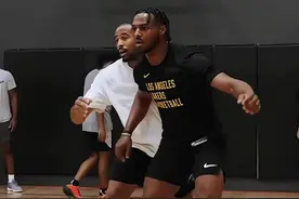 备战新赛季！布朗尼和加兰、塔克一同训练，并与两人进行单挑车轮战！#布朗尼视频封面