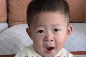 22.5月的小老虎语言发育迟缓，突然语言大爆发，没有干预没有补什么，会叫简单的爸妈，能听懂指令即可，每个孩子发育不同，特别男孩基本都比女孩子说话晚，有早有些晚，所以不用担心，说话引导很重要，多跟孩子交流，多跟同龄小朋友玩之类。#语言爆发期在什么时候 #育儿经验分享 #语言发育迟缓视频封面