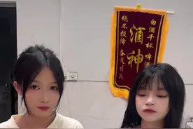 趣味游戏炸金花 没牌的你们赶紧投了@沙雕表妹  #扑克牌的各种玩法 #沙雕女孩欢乐多 #是时候展示真正的牌技了 #扑克牌游戏推荐 #五花八门的消遣方式视频封面