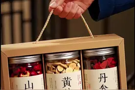 黄芪+丹参+三楂，科学搭配，健康茶饮！ 精选优质草本植物: 黄芪，丹参，山楂，科学搭配，精心配比，原料经过自然晾晒，无薰硫不染色无任何添加，真材实料！采用独立包装，干净卫生，一次取一小包，开水闷泡5分钟即可饮用，可反复冲泡一整天，婆婆喝了完又叫我买，你们也赶紧试试吧！#三通茶 #黄芪丹参山#好喝不贵#超便宜超划算 #这茶不错