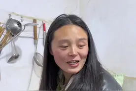 今天妹妹来家里耍、必须猪脚炖天麻跟她安排上、小时候天天跟在我屁股后面跑的小女孩、现在也不得不承担起生活的重担、为人妻、为人母、好希望她永远是那个天真无邪的小女孩。#农村生活 #人间烟火 #乡村生活也可以很治愈 #农村美食 #柴米油盐烟火气视频封面