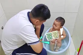 #哥哥给弟弟洗澡  哥哥军训回来给弟弟洗澡#超有爱