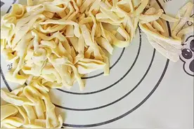 今天自制手擀面🍜 发酵过的面条宝宝更容易消化 自己做的好吃更健康～#宝宝辅食做法 #辅食教程 #宝宝面条做法 #宝妈分享 #好吃又营养视频封面