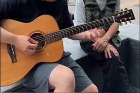 给83岁大爷弹《加州旅馆》尾奏吉他solo，不要再说我假弹了…真是真弹！#加州旅馆 #吉他solo #老鹰乐队 #吉他初学者 #一本正经乱弹琴视频封面