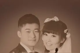 3月26日（采访时间），#新疆警嫂晒与亡夫警服合影看哭网友 ：一等功勋章是他用生命换回的荣耀，当事人：女儿看到别家爸爸带小孩，就会对我说“我没有爸爸了”（上游新闻记者 李坐廷）视频封面